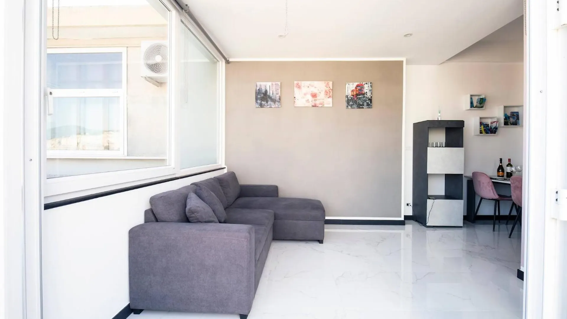 A Postcard From Genoa Apartment 0*,