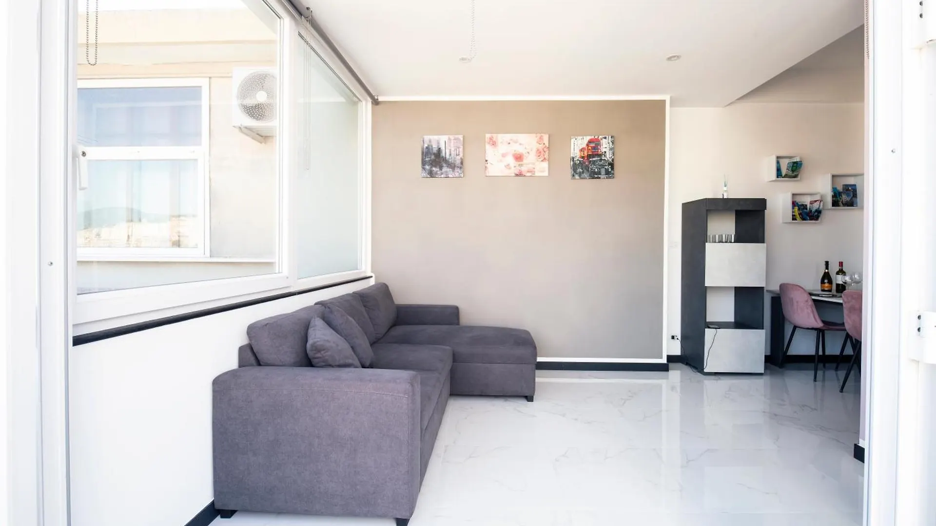 A Postcard From Genoa Apartment 0*,
